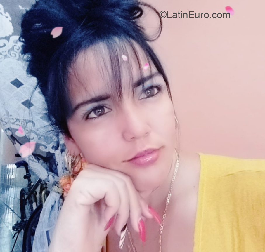 Date this gorgeous Cuba girl Mara from Camaguey CU684