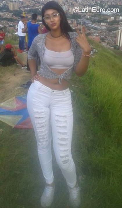 Date this voluptuous Colombia girl Yari from Medellin CO27380