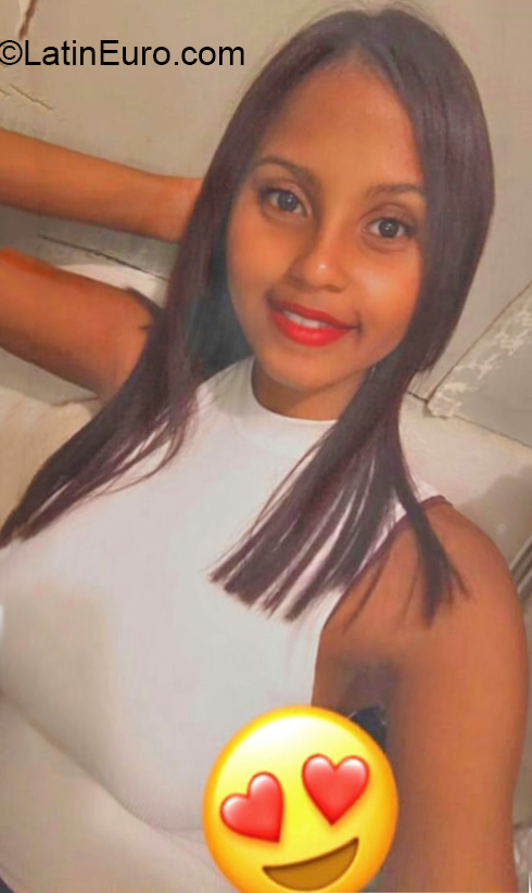 Date this voluptuous Dominican Republic girl Laura from Santo Domingo DO38194
