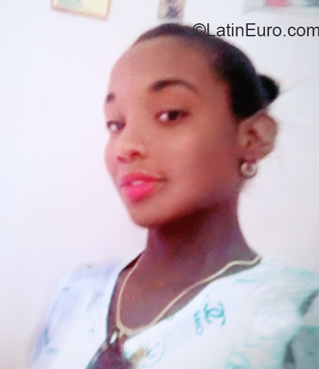 Date this pretty Cuba girl La peque from Guantanamo CU700