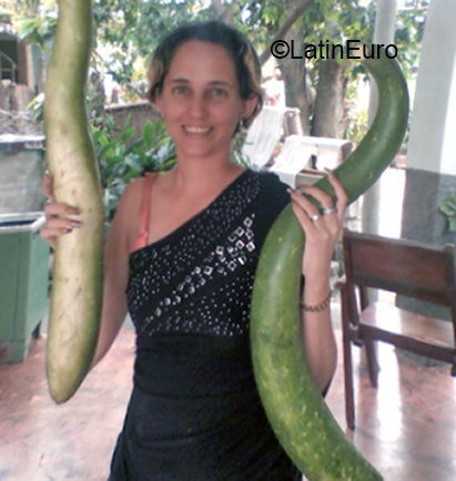 Date this attractive Cuba girl Shey from Cienfuegos CU691