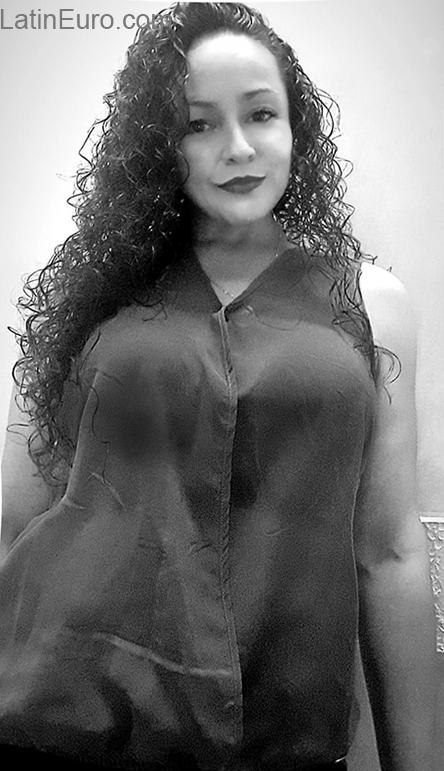 Date this charming Colombia girl Luz from Bogota CO27658