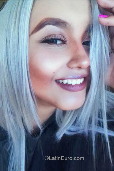 Date this foxy Venezuela girl Gina from Caracas VE3288