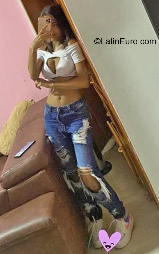 Date this charming Colombia girl Hillary from Cali CO27742