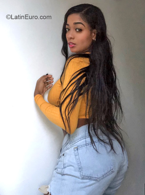 Date this beautiful Colombia girl Yaquelin from Cali CO27840