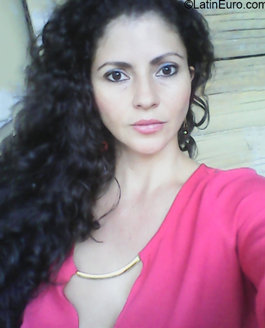 Date this happy Colombia girl Bianca from Armenia CO27942