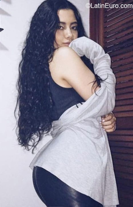 Date this foxy Venezuela girl Verona from Caracas VE3337