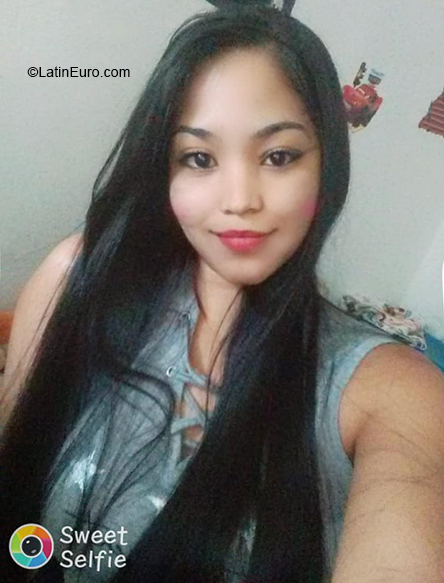 Date this foxy Colombia girl Julieth from Medellin CO33650