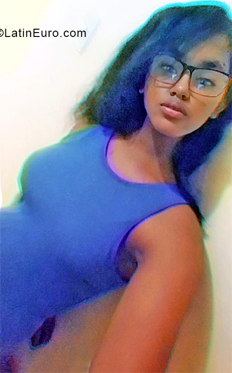 Date this pretty Dominican Republic girl Angelica from Santo Domingo DO38559