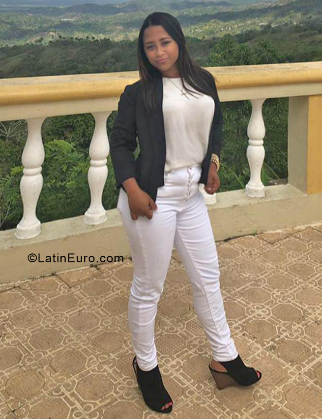 Date this nice looking Dominican Republic girl Erika from Santo Domingo DO38565