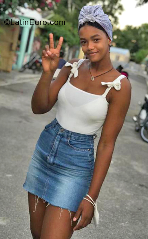 Date this hard body Dominican Republic girl Lianyi from Hato Mayor DO38639