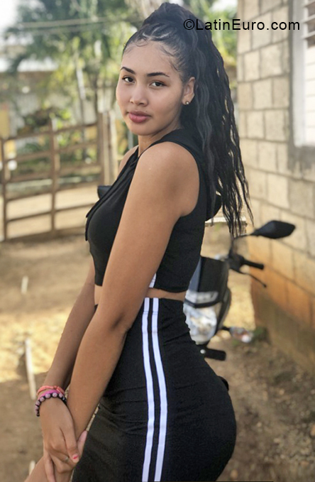 Date this cute Dominican Republic girl Nicki from Santo Domingo DO38665