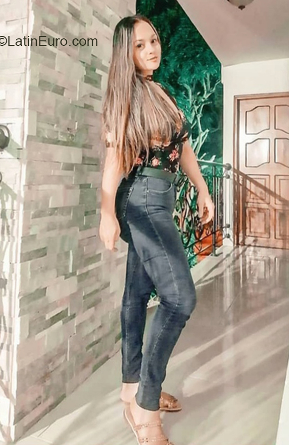 Date this hard body Colombia girl Mayra from Barranquilla CO28596