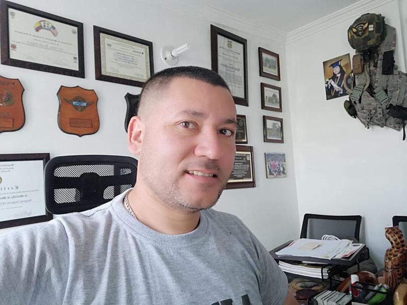Date this attractive United States man Bernal from Aspen UM80