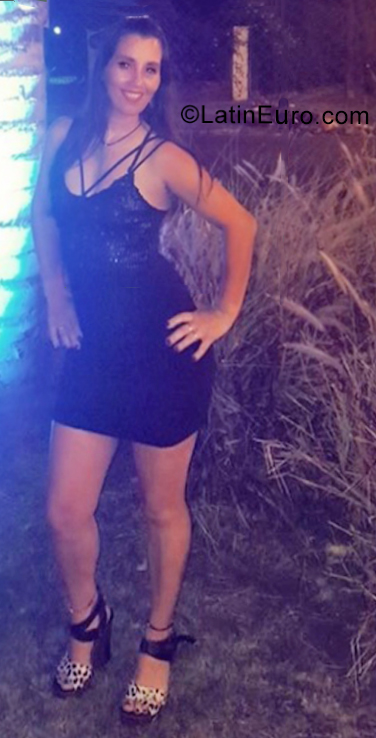 Date this good-looking Argentina girl Cintia from Berazategui AR642