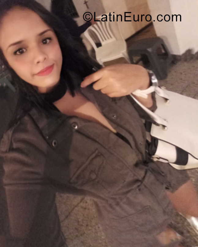 Date this charming Venezuela girl Daniela from Valencia VE3695