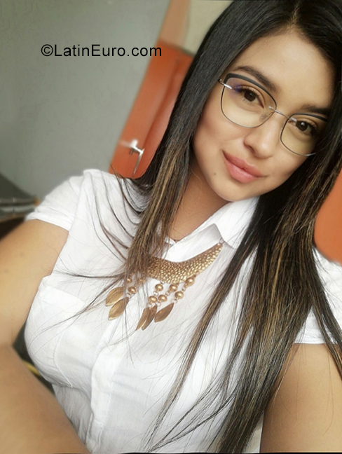 Date this hot Colombia girl Moni from Bogota CO29266