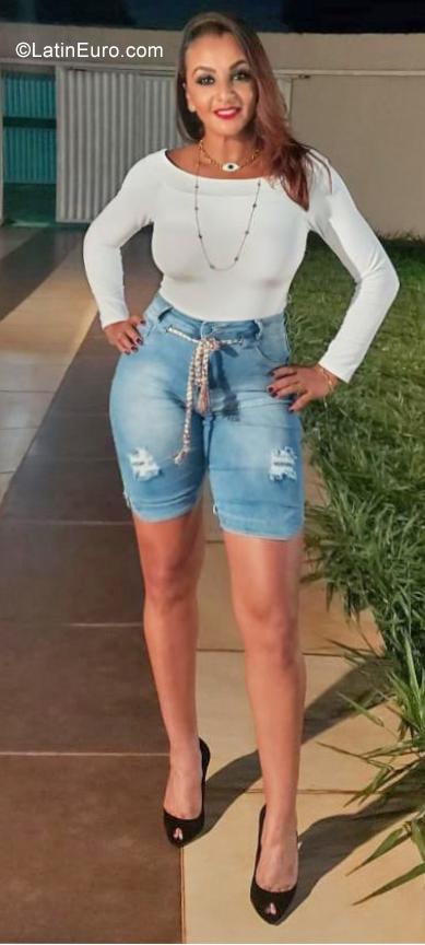Date this voluptuous Brazil girl Jucelia from Brasilia BR11332