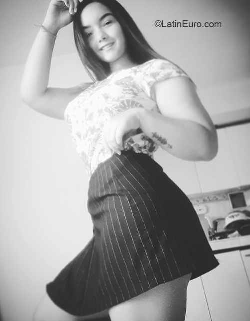 Date this attractive Colombia girl Kemberly from Bogota CO29611
