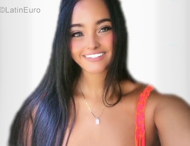 Date this voluptuous Venezuela girl Daniela from Caracas VE3813