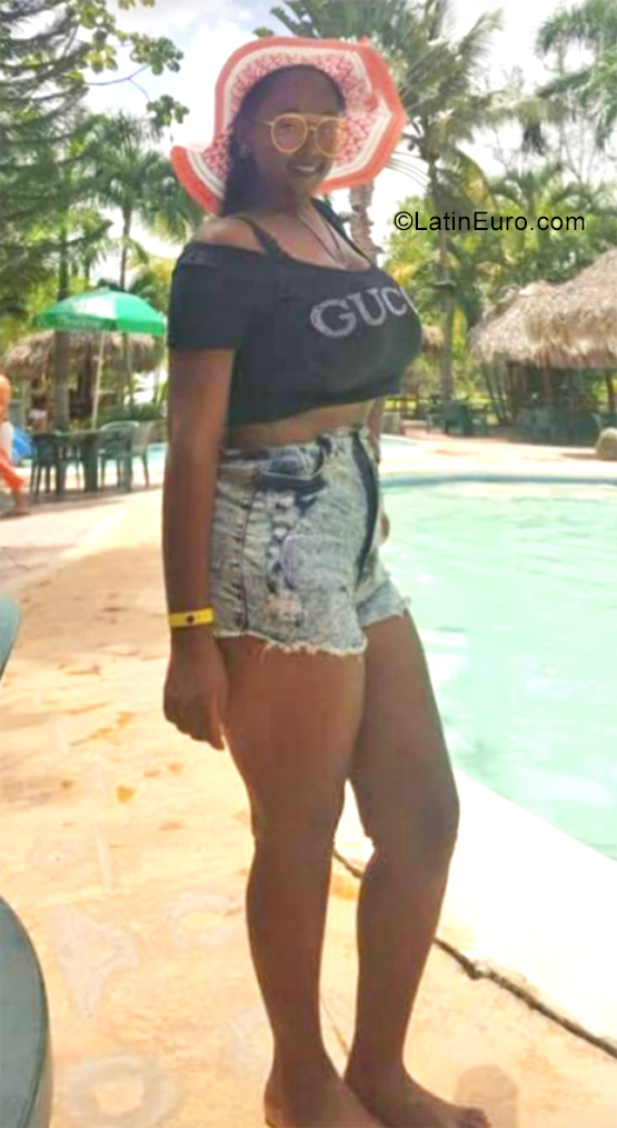 Date this pretty Dominican Republic girl Elisa from Santo Domingo DO40010