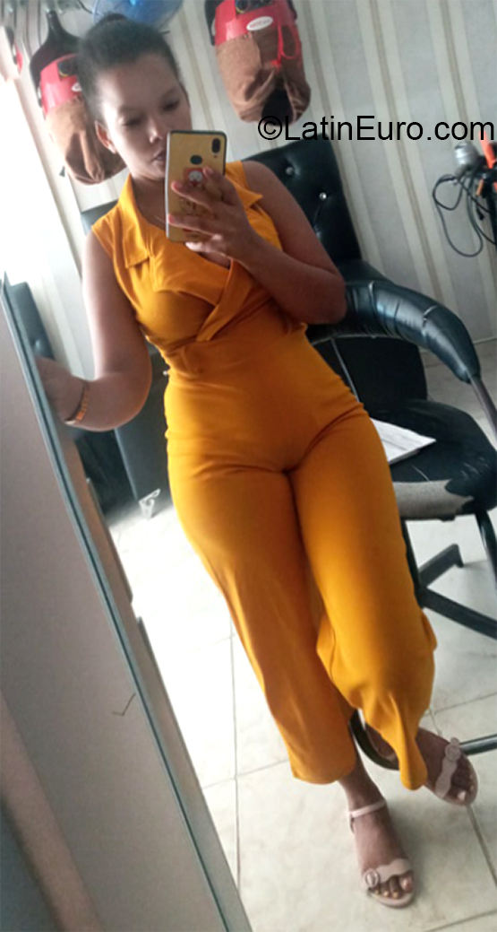 Date this nice looking Dominican Republic girl Yeisa from Santo Domingo DO39611