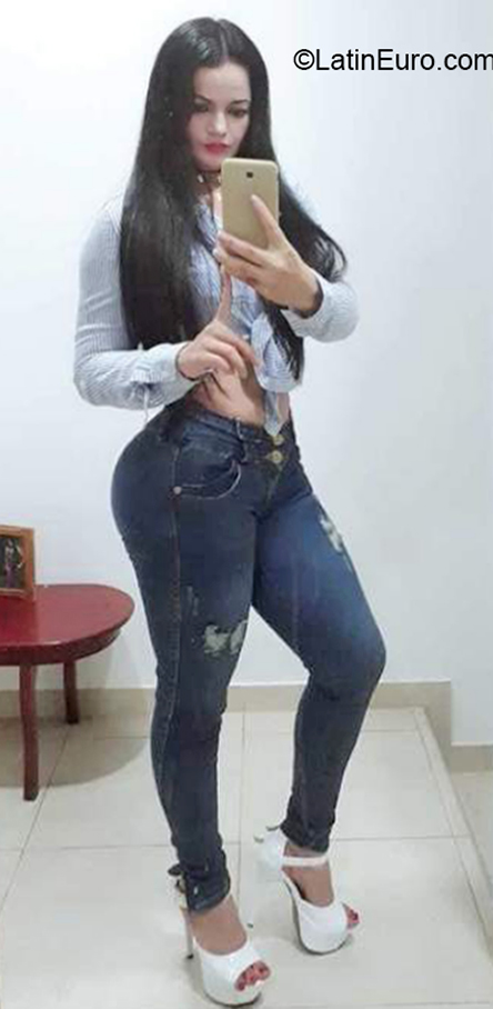 Date this nice looking Colombia girl Aura from Palmira CO30181