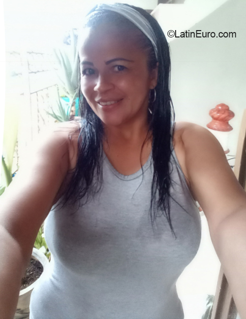 Date this sensual Colombia girl Tica from Cali CO30017