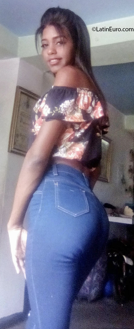 Date this athletic Venezuela girl Andrea from Caracas VE3921