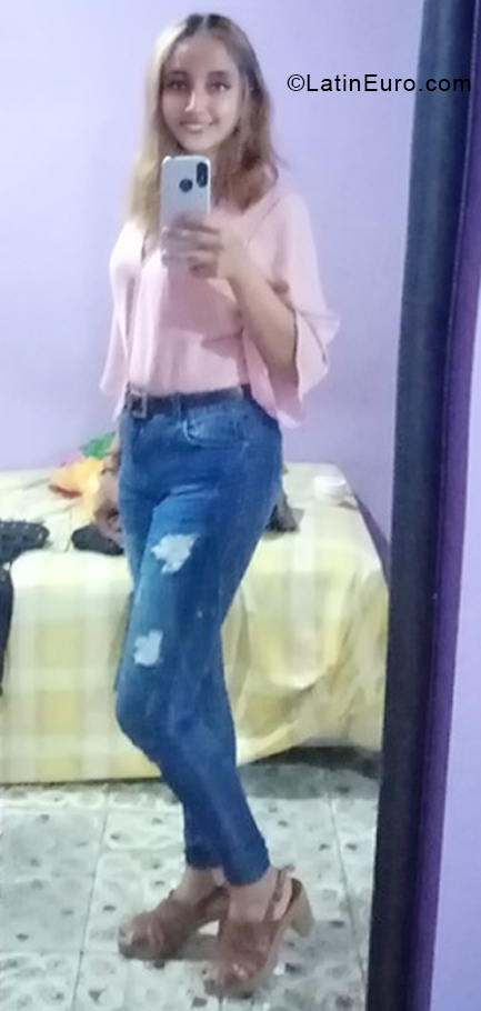 Date this beautiful El Salvador girl Fatima from San Salvador SV166