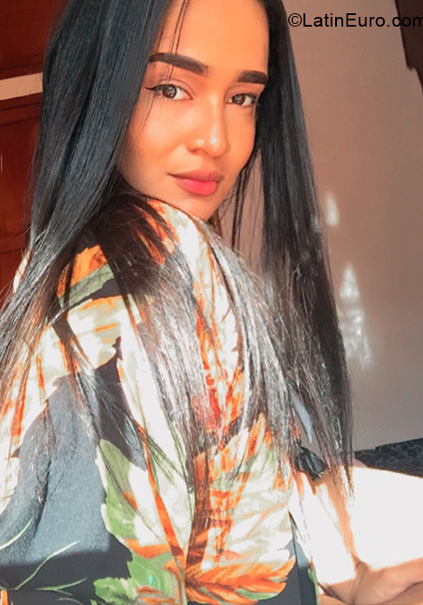 Date this attractive Colombia girl Delanis from Cartagena CO30311