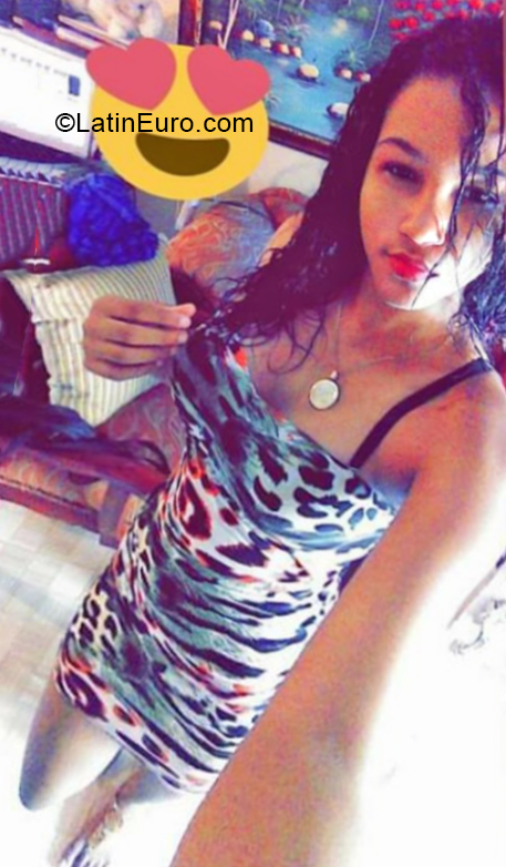 Date this athletic Dominican Republic girl Kasmir from Santo Domingo DO39893