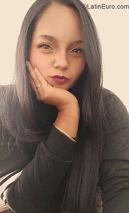 Date this beautiful Colombia girl Vanessa from Bogota CO30388