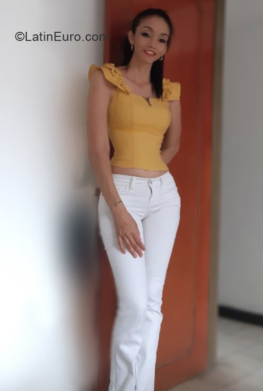 Date this athletic Colombia girl Yamile from Cali CO30474