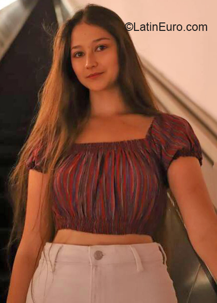 Date this stunning Ecuador girl Emilia from Quito EC828