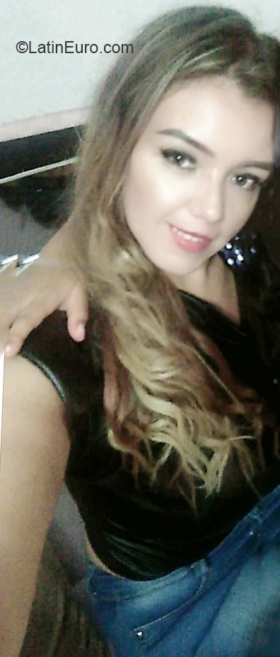 Date this nice looking Colombia girl Andrea from Bogota CO30530