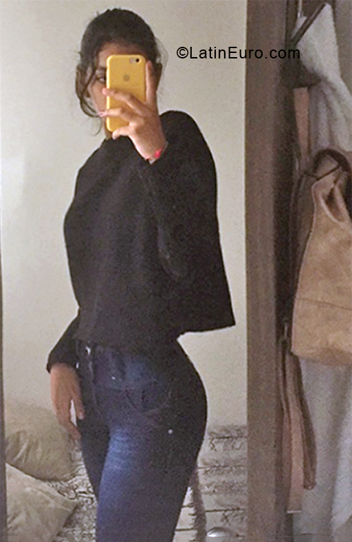 Date this young Colombia girl Natalia from Bogota CO30621