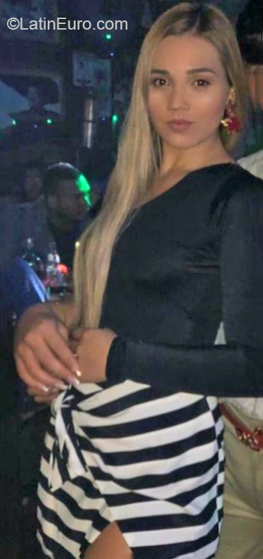 Date this happy Colombia girl Laura from Medellín CO30655