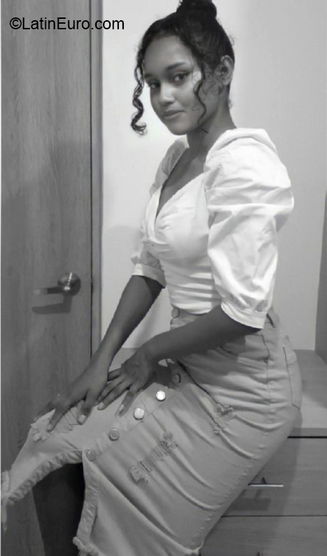 Date this good-looking Canada girl Nay from Toronto CA861