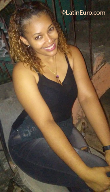Date this happy Dominican Republic girl Ana Lucia from Santo Domingo DO40582