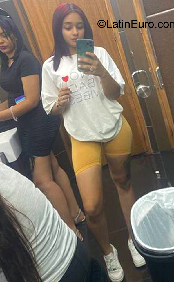 Date this nice looking Dominican Republic girl Erika Nova from Santiago DO40141