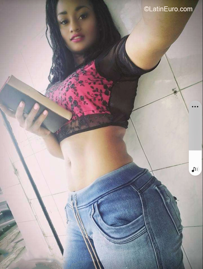 Date this hard body Dominican Republic girl Veronica from Santo Domingo DO40149