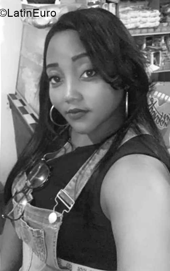 Date this sensual Dominican Republic girl Indhira from Santo Domingo DO40264