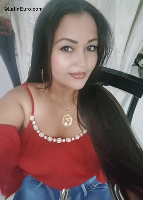 Date this lovely Colombia girl Giselle from Santa Marta CO30936
