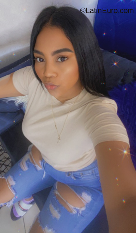 Date this voluptuous Dominican Republic girl Roussel from Santo Domingo Norte DO40294