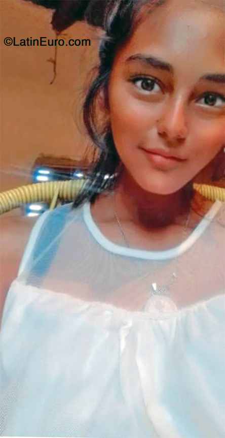Date this nice looking Paraguay girl Darah from Aregua PY62