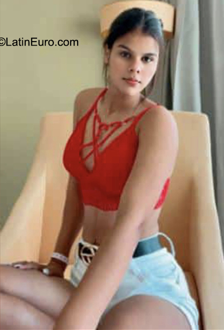 Date this tall Cuba girl Daniela from Havana CU796