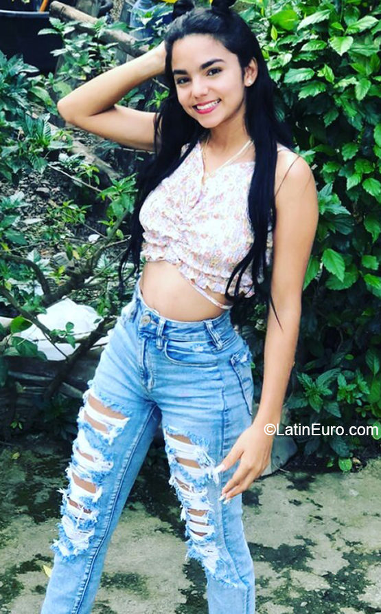 Date this exotic Dominican Republic girl Enyaira from Santo Domingo DO40329