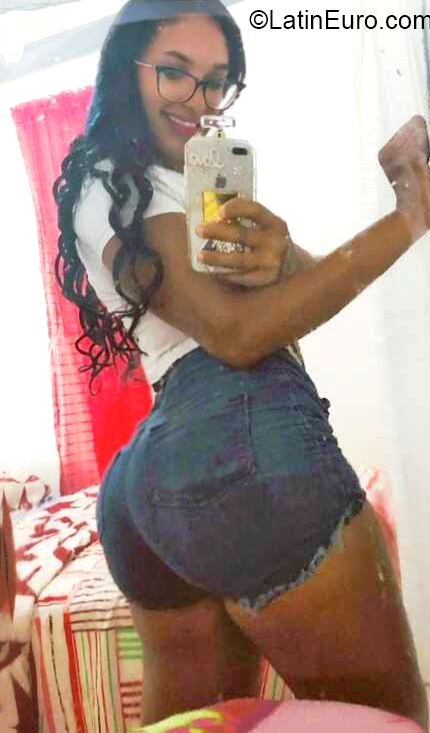Date this beautiful Dominican Republic girl Yinely Nicaury from Santiago De Los Caballeros DO40354
