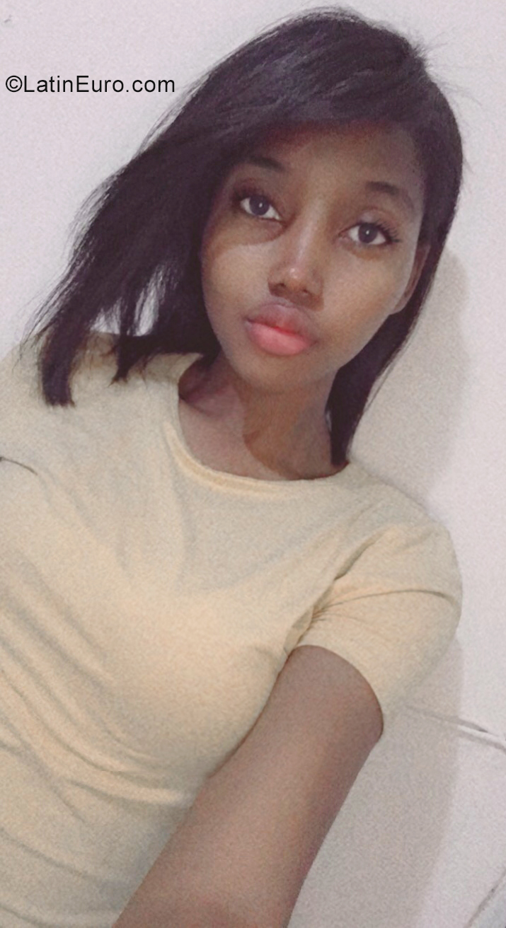 Date this delightful Dominican Republic girl Debora from Santo Domingo DO40356